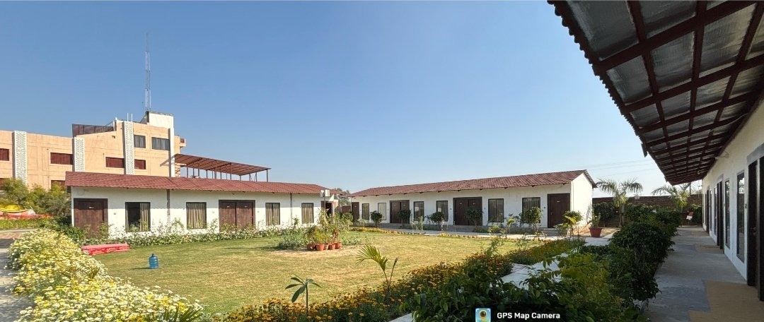 वाराणसी में पर्यटन और निवेश का तेजी से विस्तार हो रहा है। ₹1206 करोड़ से अधिक निवेश से 27 होटल परियोजनाएं विकसित हो रही हैं, जिनमें से 10 संचालित हैं। काशी विश्वनाथ कॉरिडोर और बेहतर कनेक्टिविटी से पर्यटकों की संख्या बढ़ी है, जिससे होटल उद्योग को बढ़ावा और स्थानीय स्तर पर बड़े पैमाने पर रोजगार के अवसर मिल रहे हैं।