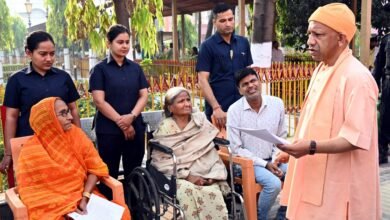 गोरखपुर में मुख्यमंत्री योगी आदित्यनाथ ने जनता दर्शन के दौरान करीब 200 लोगों की समस्याएं सुनीं। उन्होंने दबंगों और भू-माफियाओं पर सख्त कार्रवाई के निर्देश दिए। सीएम ने भरोसा दिलाया कि किसी का इलाज धन के अभाव में नहीं रुकेगा। अधिकारियों को बिना भेदभाव त्वरित न्याय और योजनाओं का लाभ सुनिश्चित करने को कहा गया।