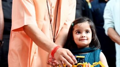 "आंखें बंद करिए, आपको कुछ गिफ्ट देना है"