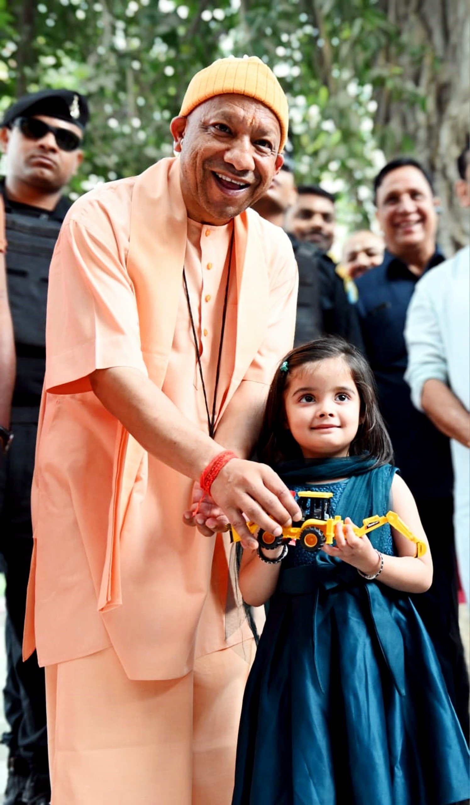 "आंखें बंद करिए, आपको कुछ गिफ्ट देना है"