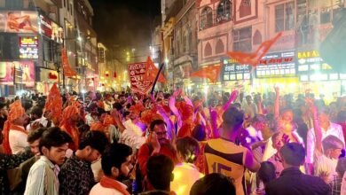 वाराणसी में श्रीराम नवमी पर सनातन रक्षा परिषद और भाजयुमो द्वारा भव्य शोभायात्रा निकाली गई। बाबा कीनाराम आश्रम से शुरू होकर विभिन्न मार्गों से गुजरते हुए यात्रा गौदौलिया पहुंची। झांकियां, वानर सेना, भक्ति संगीत और हनुमान चालीसा पाठ ने माहौल को भक्तिमय बना दिया, जहां बड़ी संख्या में श्रद्धालु शामिल हुए।