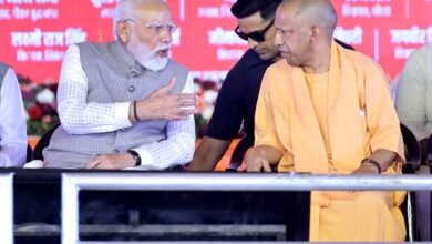 जेवर स्थित नोएडा इंटरनेशनल एयरपोर्ट के उद्घाटन ने उत्तर प्रदेश में विकास और जनभावनाओं का अनोखा संगम प्रस्तुत किया। प्रधानमंत्री नरेंद्र मोदी और मुख्यमंत्री योगी आदित्यनाथ की उपस्थिति में यह आयोजन जनउत्सव में बदल गया। स्थानीय युवाओं, किसानों और व्यापारियों में रोजगार व निर्यात को लेकर उत्साह दिखा। सांस्कृतिक प्रस्तुतियों और जनसमर्थन ने कार्यक्रम को यादगार बना दिया। यह एयरपोर्ट यूपी के भविष्य, वैश्विक कनेक्टिविटी और आर्थिक प्रगति का प्रतीक बनकर उभरा है।