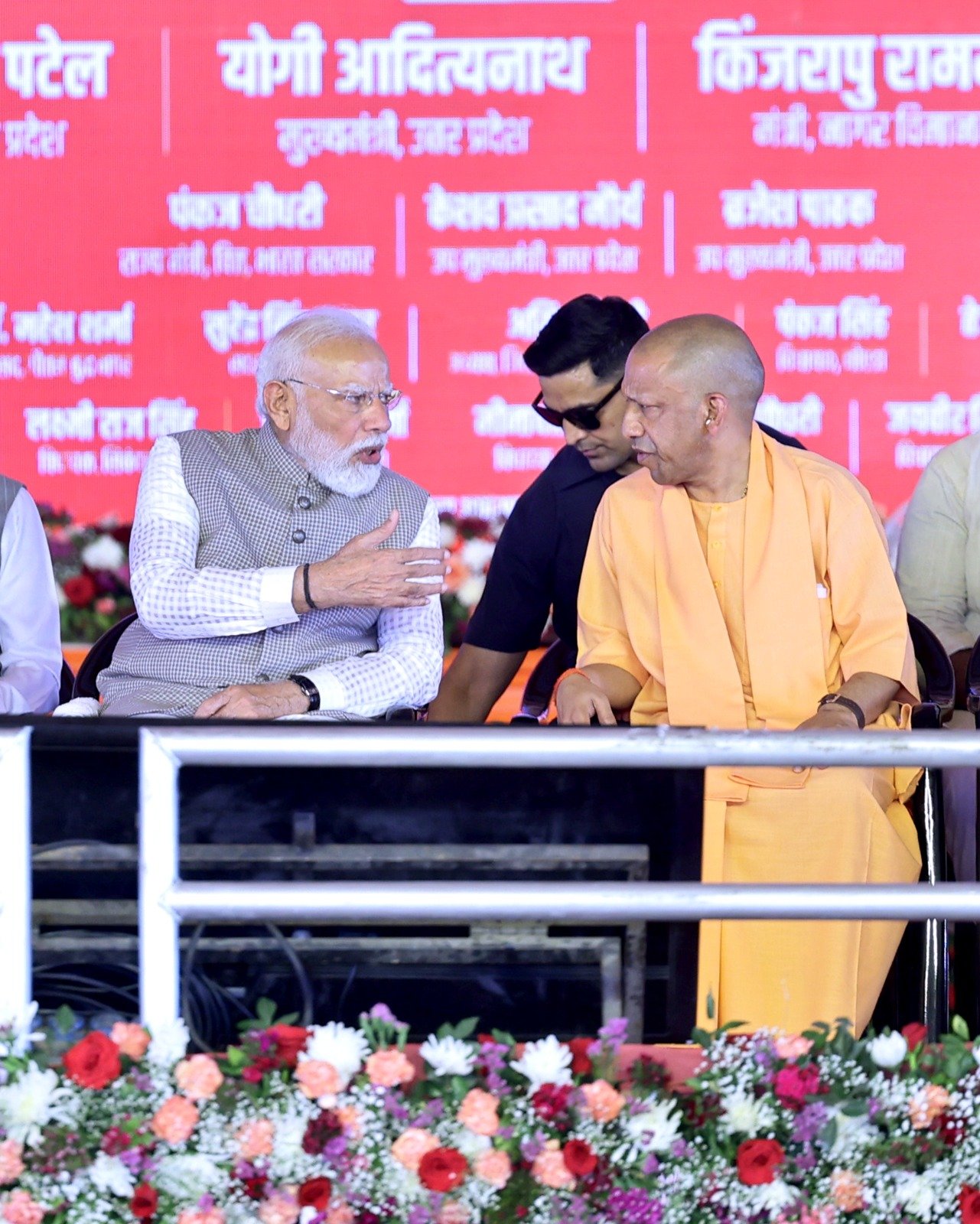 जेवर स्थित नोएडा इंटरनेशनल एयरपोर्ट के उद्घाटन ने उत्तर प्रदेश में विकास और जनभावनाओं का अनोखा संगम प्रस्तुत किया। प्रधानमंत्री नरेंद्र मोदी और मुख्यमंत्री योगी आदित्यनाथ की उपस्थिति में यह आयोजन जनउत्सव में बदल गया। स्थानीय युवाओं, किसानों और व्यापारियों में रोजगार व निर्यात को लेकर उत्साह दिखा। सांस्कृतिक प्रस्तुतियों और जनसमर्थन ने कार्यक्रम को यादगार बना दिया। यह एयरपोर्ट यूपी के भविष्य, वैश्विक कनेक्टिविटी और आर्थिक प्रगति का प्रतीक बनकर उभरा है।