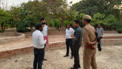 वाराणसी के सिगरा स्थित शहीद उद्यान का सौंदर्यीकरण अंतिम चरण में है। करीब 8.5 करोड़ की लागत से विकसित इस पार्क में डिजिटल लाइब्रेरी, आधुनिक पाथवे, झूले, फव्वारे और लाइटिंग की सुविधा होगी। नगर आयुक्त हिमांशु नागपाल ने निरीक्षण कर समयबद्ध गुणवत्ता पूर्ण कार्य के निर्देश दिए, जिससे शहरवासियों को आधुनिक पार्क की सुविधा जल्द मिलेगी।