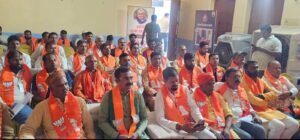 वाराणसी में भाजपा कार्यकर्ताओं ने पीएम मोदी के ‘मन की बात’ कार्यक्रम को सुना और जनभागीदारी का संकल्प लिया। कार्यक्रम में प्रधानमंत्री ने काशी में एक घंटे में 2.51 लाख पौधे लगाकर बने विश्व रिकॉर्ड का उल्लेख किया। उन्होंने पर्यावरण संरक्षण, स्वस्थ जीवनशैली और सामूहिक प्रयासों को देश की ताकत बताया।