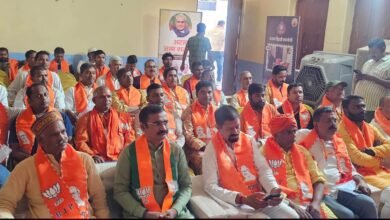 वाराणसी में भाजपा कार्यकर्ताओं ने पीएम मोदी के ‘मन की बात’ कार्यक्रम को सुना और जनभागीदारी का संकल्प लिया। कार्यक्रम में प्रधानमंत्री ने काशी में एक घंटे में 2.51 लाख पौधे लगाकर बने विश्व रिकॉर्ड का उल्लेख किया। उन्होंने पर्यावरण संरक्षण, स्वस्थ जीवनशैली और सामूहिक प्रयासों को देश की ताकत बताया।