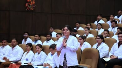 लखनऊ के लोकभवन में मुख्यमंत्री योगी आदित्यनाथ ने 665 नर्सिंग अधिकारियों को नियुक्ति पत्र वितरित किए। चयनित अभ्यर्थियों ने भर्ती प्रक्रिया की पारदर्शिता और निष्पक्षता की सराहना करते हुए कहा कि अब योग्यता को पूरा सम्मान मिल रहा है। कार्यक्रम में युवाओं का उत्साह देखने लायक था। सीएम ने कहा कि सरकार मेरिट आधारित चयन के लिए प्रतिबद्ध है। वहीं सोमवार को आंगनवाड़ी कार्यकर्ताओं के लिए ग्रोथ मॉनिटरिंग डिवाइस, स्मार्टफोन वितरण और नियुक्ति पत्र कार्यक्रम भी आयोजित होगा।