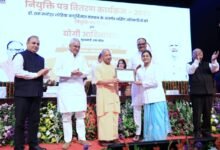 लखनऊ में नर्सिंग अधिकारियों को नियुक्ति पत्र वितरित करते हुए मुख्यमंत्री योगी आदित्यनाथ ने कहा कि पिछले नौ वर्षों में 9 लाख युवाओं को सरकारी सेवाओं में अवसर मिला है। प्रदेश, जो कभी बीमारू माना जाता था, अब देश की टॉप तीन अर्थव्यवस्थाओं में शामिल है। उन्होंने पारदर्शी भर्ती, बेहतर कानून व्यवस्था और निवेश को इसका आधार बताया। सीएम ने अफवाहों से सावधान रहने की अपील करते हुए कहा कि यूपी अब वैश्विक निवेश का प्रमुख केंद्र बन चुका है।