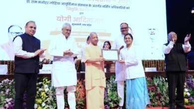 लखनऊ में नर्सिंग अधिकारियों को नियुक्ति पत्र वितरित करते हुए मुख्यमंत्री योगी आदित्यनाथ ने कहा कि पिछले नौ वर्षों में 9 लाख युवाओं को सरकारी सेवाओं में अवसर मिला है। प्रदेश, जो कभी बीमारू माना जाता था, अब देश की टॉप तीन अर्थव्यवस्थाओं में शामिल है। उन्होंने पारदर्शी भर्ती, बेहतर कानून व्यवस्था और निवेश को इसका आधार बताया। सीएम ने अफवाहों से सावधान रहने की अपील करते हुए कहा कि यूपी अब वैश्विक निवेश का प्रमुख केंद्र बन चुका है।