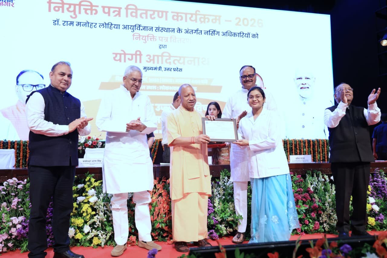 लखनऊ में नर्सिंग अधिकारियों को नियुक्ति पत्र वितरित करते हुए मुख्यमंत्री योगी आदित्यनाथ ने कहा कि पिछले नौ वर्षों में 9 लाख युवाओं को सरकारी सेवाओं में अवसर मिला है। प्रदेश, जो कभी बीमारू माना जाता था, अब देश की टॉप तीन अर्थव्यवस्थाओं में शामिल है। उन्होंने पारदर्शी भर्ती, बेहतर कानून व्यवस्था और निवेश को इसका आधार बताया। सीएम ने अफवाहों से सावधान रहने की अपील करते हुए कहा कि यूपी अब वैश्विक निवेश का प्रमुख केंद्र बन चुका है।