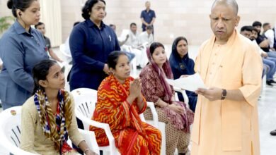 लखनऊ में आयोजित जनता दर्शन में मुख्यमंत्री योगी आदित्यनाथ ने प्रदेशभर से आए फरियादियों की समस्याएं सुनीं। मंदिर कब्जा, फसल नुकसान, सड़क और जमीन विवाद जैसे मामलों में अधिकारियों को सख्त निर्देश दिए। सीएम ने समयबद्ध और प्राथमिकता के आधार पर समाधान सुनिश्चित करने को कहा, साथ ही पीड़ितों की संतुष्टि पर विशेष जोर दिया।