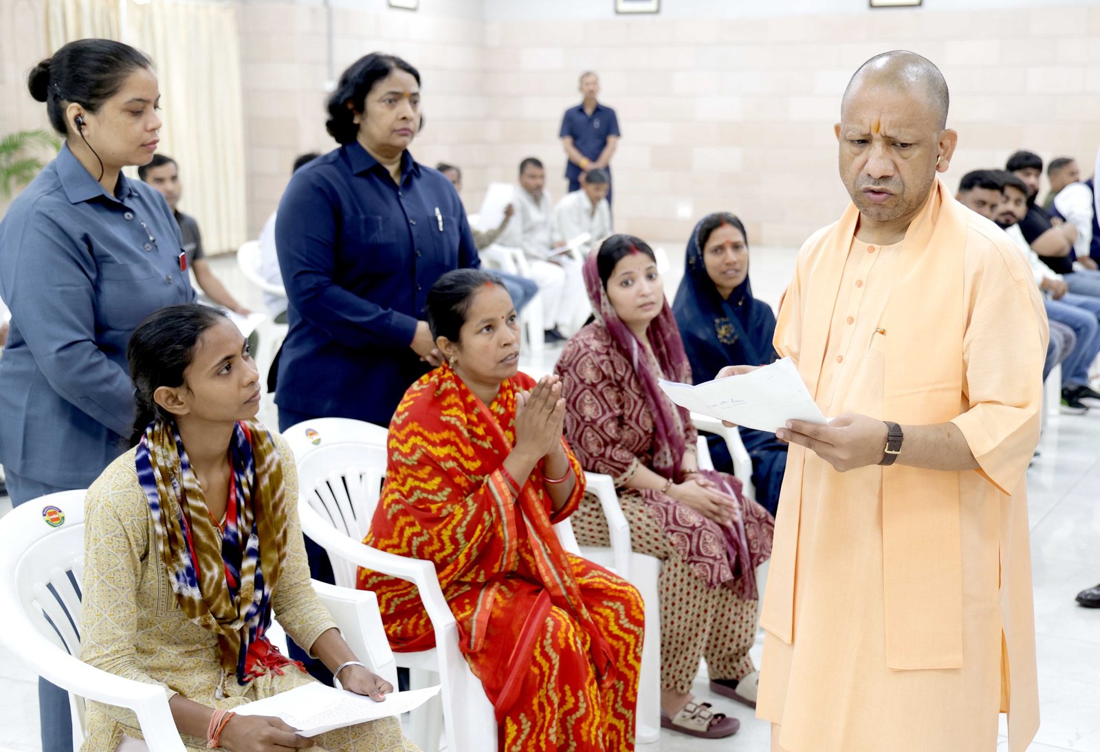 लखनऊ में आयोजित जनता दर्शन में मुख्यमंत्री योगी आदित्यनाथ ने प्रदेशभर से आए फरियादियों की समस्याएं सुनीं। मंदिर कब्जा, फसल नुकसान, सड़क और जमीन विवाद जैसे मामलों में अधिकारियों को सख्त निर्देश दिए। सीएम ने समयबद्ध और प्राथमिकता के आधार पर समाधान सुनिश्चित करने को कहा, साथ ही पीड़ितों की संतुष्टि पर विशेष जोर दिया।