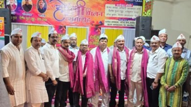 वाराणसी फर्नीचर एवं फर्नीशिंग व्यापार मंडल ने होली मिलन और ईद मिलन का संयुक्त आयोजन कर सामाजिक एकता की मिसाल पेश की। फूलों की होली और गले मिलकर ईद की मुबारकबाद दी गई। वैश्विक तनाव के बीच काशी से शांति, भाईचारे और सद्भाव का मजबूत संदेश सामने आया, जिसमें 150 से अधिक व्यापारी शामिल हुए।