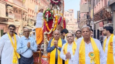 वाराणसी में महावीर जयंती पर निकली शोभायात्रा का चौक क्षेत्र में संकल्प संस्था ने भव्य स्वागत किया। भगवान महावीर की आरती, भजनों और जयकारों से वातावरण भक्तिमय रहा। संरक्षक अनिल जैन ने जैन धर्म के अहिंसा और करुणा के संदेश को आज के समय में अत्यंत प्रासंगिक बताया।