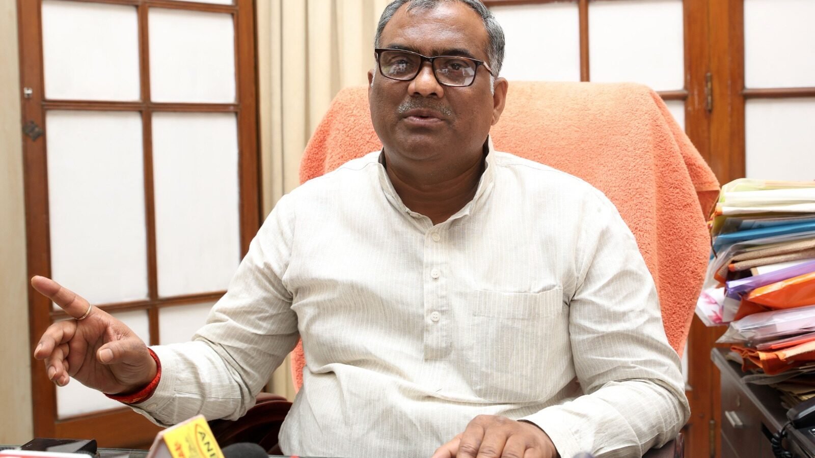 खेल मंत्री गिरीश चंद्र यादव ने बताया कि यूपी सरकार युवाओं के विकास के लिए खेल अवसंरचना, प्रशिक्षण और डिजिटल प्लेटफॉर्म पर काम कर रही है। 125 ग्रामीण स्टेडियम बन चुके हैं, जबकि लाखों युवा खेल स्पर्धाओं, ‘माय भारत’ और ‘युवा साथी’ पोर्टल से जुड़ रहे हैं। सरकार युवाओं को सकारात्मक दिशा और अवसर देने के लिए प्रतिबद्ध है।