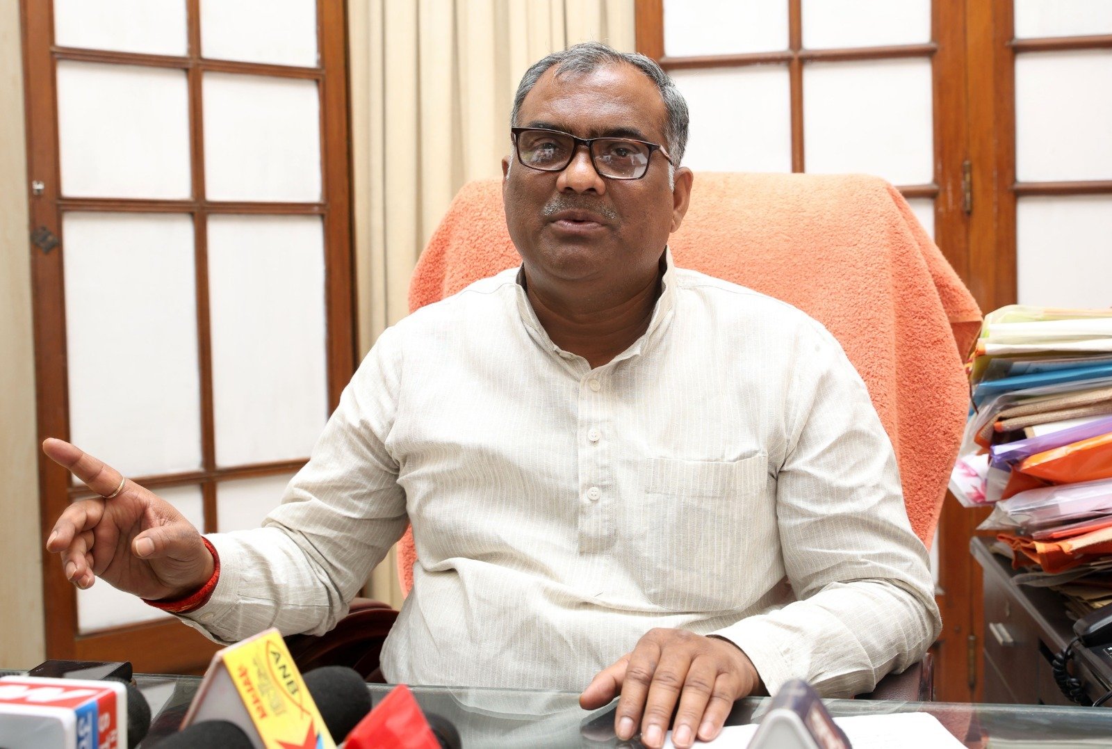 खेल मंत्री गिरीश चंद्र यादव ने बताया कि यूपी सरकार युवाओं के विकास के लिए खेल अवसंरचना, प्रशिक्षण और डिजिटल प्लेटफॉर्म पर काम कर रही है। 125 ग्रामीण स्टेडियम बन चुके हैं, जबकि लाखों युवा खेल स्पर्धाओं, ‘माय भारत’ और ‘युवा साथी’ पोर्टल से जुड़ रहे हैं। सरकार युवाओं को सकारात्मक दिशा और अवसर देने के लिए प्रतिबद्ध है।