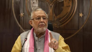 उत्तर प्रदेश सरकार ने यात्रियों की सुरक्षा को ध्यान में रखते हुए ओला और उबर जैसी ऐप आधारित टैक्सी सेवाओं के लिए पंजीकरण अनिवार्य कर दिया है। परिवहन मंत्री दयाशंकर सिंह ने बताया कि मोटर व्हीकल एक्ट के तहत अब कंपनियों को लाइसेंस, शुल्क और ड्राइवर का मेडिकल व पुलिस वेरिफिकेशन कराना होगा। इससे कैब सेवाओं में पारदर्शिता और सुरक्षा बढ़ेगी।