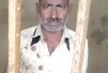 गोरखपुर के खजनी थाना क्षेत्र के धाधूपार गांव में पति ने अनैतिक संबंध के शक में पत्नी नीलम की फावड़े और कुल्हाड़ी से गला काटकर हत्या कर दी। पुलिस ने आरोपी पति अशोक निषाद को गिरफ्तार कर लिया है। उसकी निशानदेही पर हत्या में प्रयुक्त हथियार बरामद किए गए हैं। मामले में बीएनएस की धारा 103 के तहत मुकदमा दर्ज किया गया है।