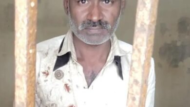 गोरखपुर के खजनी थाना क्षेत्र के धाधूपार गांव में पति ने अनैतिक संबंध के शक में पत्नी नीलम की फावड़े और कुल्हाड़ी से गला काटकर हत्या कर दी। पुलिस ने आरोपी पति अशोक निषाद को गिरफ्तार कर लिया है। उसकी निशानदेही पर हत्या में प्रयुक्त हथियार बरामद किए गए हैं। मामले में बीएनएस की धारा 103 के तहत मुकदमा दर्ज किया गया है।