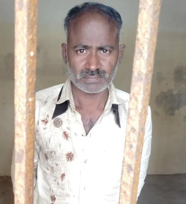 गोरखपुर के खजनी थाना क्षेत्र के धाधूपार गांव में पति ने अनैतिक संबंध के शक में पत्नी नीलम की फावड़े और कुल्हाड़ी से गला काटकर हत्या कर दी। पुलिस ने आरोपी पति अशोक निषाद को गिरफ्तार कर लिया है। उसकी निशानदेही पर हत्या में प्रयुक्त हथियार बरामद किए गए हैं। मामले में बीएनएस की धारा 103 के तहत मुकदमा दर्ज किया गया है।