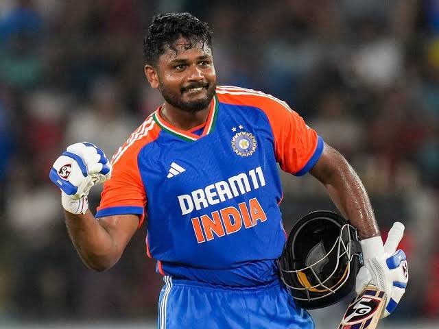 कोलकाता में खेले गए टी-20 विश्वकप के दूसरे सेमीफाइनल में भारत ने रोमांचक मुकाबले में इंग्लैंड को सात रन से हराकर फाइनल में जगह बना ली। पहले बल्लेबाजी करते हुए भारत ने 254 रन का विशाल स्कोर खड़ा किया, जिसमें संजू सैमसन ने 42 गेंदों में 89 रन की धमाकेदार पारी खेली। लक्ष्य का पीछा करते हुए इंग्लैंड की ओर से जेकब बेथेल ने 105 रन बनाए, लेकिन डेथ ओवरों में भारतीय गेंदबाजों ने शानदार प्रदर्शन कर मैच अपने नाम कर लिया।