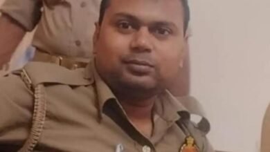 गोरखपुर के कुसम्ही जंगल स्थित तुर्रा नाला के पास सड़क हादसे में बाइक सवार सिपाही विवेक कुमार सिंह की मौत हो गई। वह एडीजी जोन कार्यालय में अटैच थे और देवरिया अपने घर जा रहे थे। सामने से आ रही कार ने टक्कर मार दी। पुलिस ने कार चालक को गिरफ्तार कर लिया है और मामले की जांच जारी है।