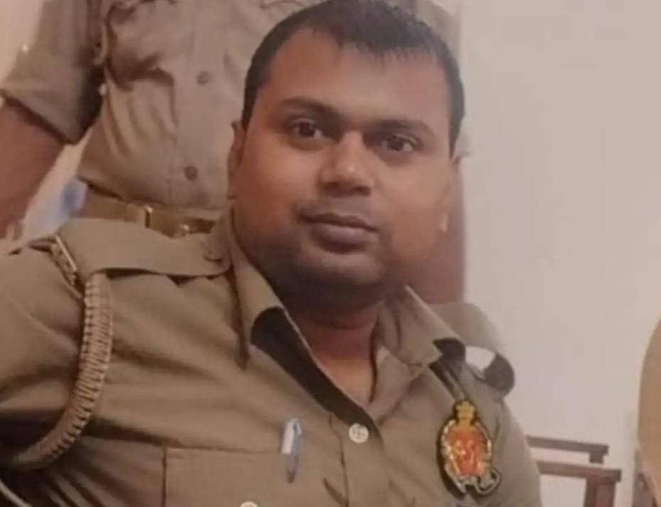 गोरखपुर के कुसम्ही जंगल स्थित तुर्रा नाला के पास सड़क हादसे में बाइक सवार सिपाही विवेक कुमार सिंह की मौत हो गई। वह एडीजी जोन कार्यालय में अटैच थे और देवरिया अपने घर जा रहे थे। सामने से आ रही कार ने टक्कर मार दी। पुलिस ने कार चालक को गिरफ्तार कर लिया है और मामले की जांच जारी है।