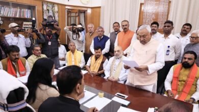 पटना में मुख्यमंत्री नीतीश कुमार सहित राष्ट्रीय जनतांत्रिक गठबंधन (राजग) के पांच उम्मीदवारों ने राज्यसभा चुनाव के लिए नामांकन पत्र दाखिल किया। इस अवसर पर केंद्रीय गृह मंत्री अमित शाह ने कहा कि मुख्यमंत्री के रूप में नीतीश कुमार का कार्यकाल बिहार के विकास और सुशासन के लिए हमेशा याद किया जाएगा। उन्होंने कहा कि 1990 से 2005 के दौर की अव्यवस्था से राज्य को बाहर निकालने का श्रेय भी उन्हें जाता है। नामांकन के दौरान भाजपा, जदयू और सहयोगी दलों के कई वरिष्ठ नेता उपस्थित रहे।