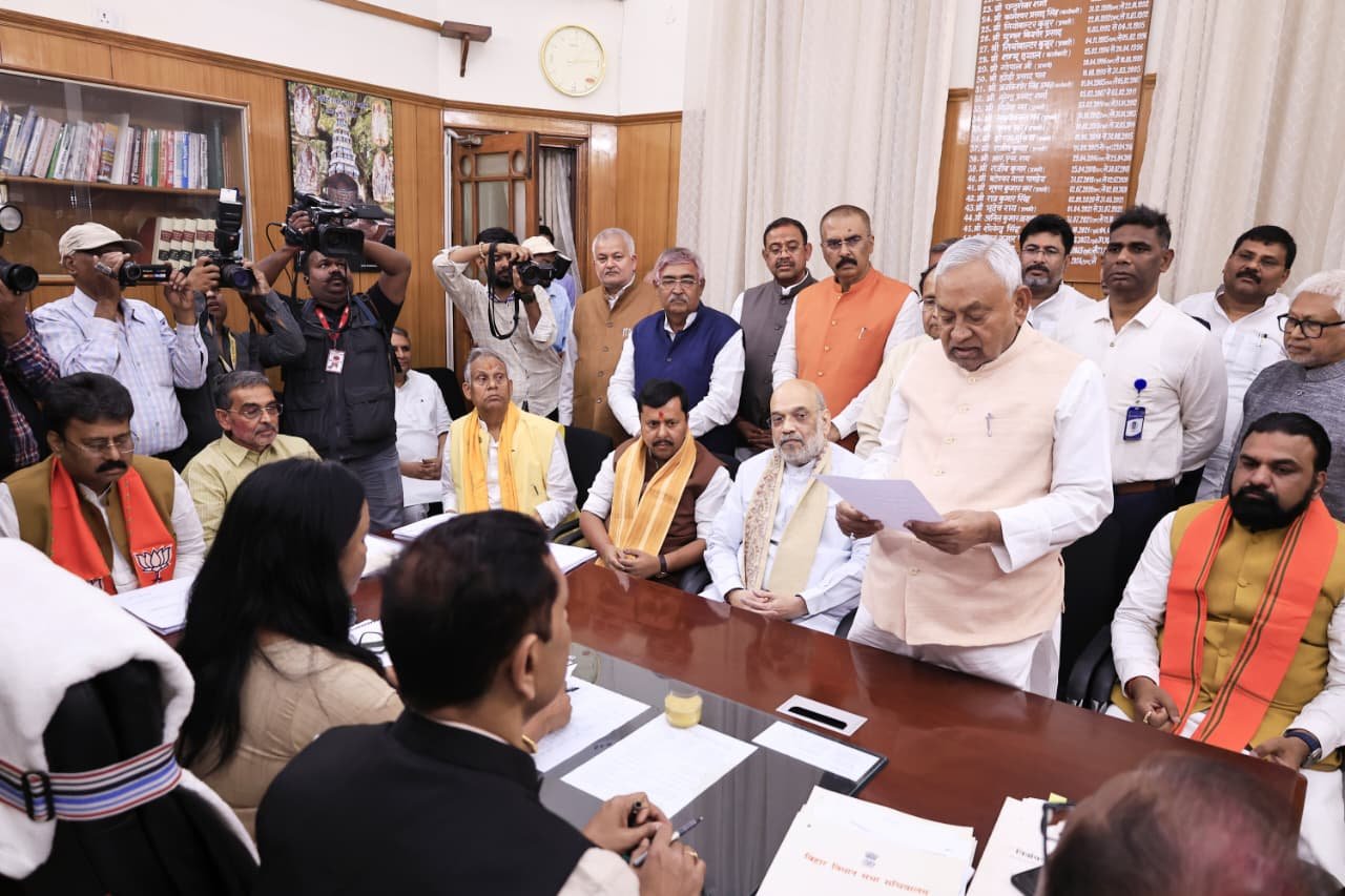 पटना में मुख्यमंत्री नीतीश कुमार सहित राष्ट्रीय जनतांत्रिक गठबंधन (राजग) के पांच उम्मीदवारों ने राज्यसभा चुनाव के लिए नामांकन पत्र दाखिल किया। इस अवसर पर केंद्रीय गृह मंत्री अमित शाह ने कहा कि मुख्यमंत्री के रूप में नीतीश कुमार का कार्यकाल बिहार के विकास और सुशासन के लिए हमेशा याद किया जाएगा। उन्होंने कहा कि 1990 से 2005 के दौर की अव्यवस्था से राज्य को बाहर निकालने का श्रेय भी उन्हें जाता है। नामांकन के दौरान भाजपा, जदयू और सहयोगी दलों के कई वरिष्ठ नेता उपस्थित रहे।