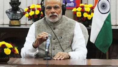 नई दिल्ली में प्रधानमंत्री नरेंद्र मोदी ने ‘मन की बात’ कार्यक्रम में कहा कि भारत दुनिया का सबसे युवा देश है और युवाओं की ऊर्जा राष्ट्र निर्माण की सबसे बड़ी ताकत है। उन्होंने युवाओं से नवाचार, स्टार्टअप और नीति निर्माण में भागीदारी की अपील की। पीएम ने वैश्विक संकट, ऊर्जा चुनौतियों और अफवाहों से सतर्क रहने को कहा। साथ ही जनभागीदारी, जल संरक्षण, फिटनेस, सौर ऊर्जा और सांस्कृतिक धरोहर संरक्षण के प्रयासों को देश की प्रगति का आधार बताया।