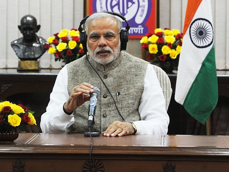 नई दिल्ली में प्रधानमंत्री नरेंद्र मोदी ने ‘मन की बात’ कार्यक्रम में कहा कि भारत दुनिया का सबसे युवा देश है और युवाओं की ऊर्जा राष्ट्र निर्माण की सबसे बड़ी ताकत है। उन्होंने युवाओं से नवाचार, स्टार्टअप और नीति निर्माण में भागीदारी की अपील की। पीएम ने वैश्विक संकट, ऊर्जा चुनौतियों और अफवाहों से सतर्क रहने को कहा। साथ ही जनभागीदारी, जल संरक्षण, फिटनेस, सौर ऊर्जा और सांस्कृतिक धरोहर संरक्षण के प्रयासों को देश की प्रगति का आधार बताया।