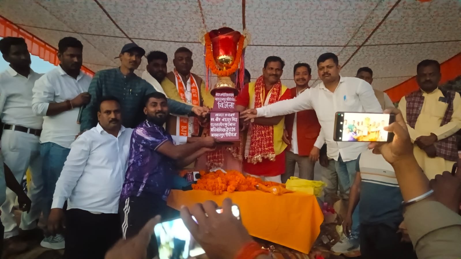 पीपीगंज, गोरखपुर में आयोजित स्व. वीरबहादुर राज्य स्तरीय फुटबॉल टूर्नामेंट के फाइनल में मेडिकल कॉलेज गोरखपुर ने सरदार नगर को ट्राई-ब्रेकर में 5-1 से हराकर खिताब जीत लिया। निर्धारित और अतिरिक्त समय तक मुकाबला गोलरहित रहा। मुख्य अतिथियों ने विजेता टीम को ट्रॉफी प्रदान कर सम्मानित किया।