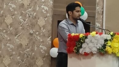 वाराणसी नगर निगम ने स्वच्छता सर्वेक्षण 2025-26 को लेकर तैयारी तेज कर दी है। नगर आयुक्त हिमांशु नागपाल ने कार्यशाला में अधिकारियों को निर्देश दिए कि शहर को केवल साफ नहीं बल्कि पूरी तरह ‘टीप-टाप’ बनाया जाए। घर-घर कूड़ा संग्रहण, सोर्स सेग्रिगेशन, सार्वजनिक शौचालयों की व्यवस्था, वॉल पेंटिंग, बिजली खंभों की रंगाई और लटकते तारों की समस्या को प्राथमिकता से ठीक करने पर जोर दिया गया।