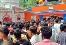 बिहार के नालंदा जिले के शीतला माता मंदिर में शीतलाष्टमी के दौरान भगदड़ मचने से 8 महिलाओं की मौत हो गई और कई लोग घायल हो गए। भारी भीड़ और अव्यवस्था को हादसे की मुख्य वजह माना जा रहा है। घायलों का अस्पताल में इलाज जारी है। मुख्यमंत्री नीतीश कुमार ने शोक जताते हुए मृतकों के परिजनों को 6 लाख रुपये मुआवजे की घोषणा की है। प्रशासन मामले की जांच कर रहा है और भविष्य में बेहतर व्यवस्था सुनिश्चित करने की बात कही है।