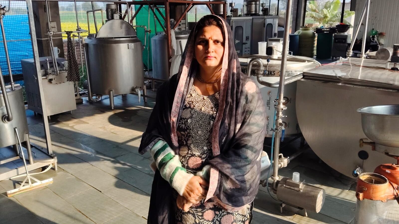 अलीगढ़ के इगलास क्षेत्र की पूजा चौधरी ने दृढ़ संकल्प और मेहनत से आधुनिक डेयरी उद्योग में नई पहचान बनाई है। वर्ष 2023 में 50 लाख रुपये के निवेश से ‘शिव मिल्क प्रोडक्ट’ की स्थापना कर उन्होंने पनीर, घी, फुलक्रीम दूध व छाछ का बड़े स्तर पर उत्पादन शुरू किया। आज उनका वार्षिक कारोबार 80 लाख रुपये तक पहुंच चुका है। 35 लोगों को रोजगार और 70 किसानों से दूध आपूर्ति के जरिए उन्होंने ग्रामीण अर्थव्यवस्था को मजबूती दी है।