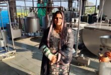 अलीगढ़ के इगलास क्षेत्र की पूजा चौधरी ने दृढ़ संकल्प और मेहनत से आधुनिक डेयरी उद्योग में नई पहचान बनाई है। वर्ष 2023 में 50 लाख रुपये के निवेश से ‘शिव मिल्क प्रोडक्ट’ की स्थापना कर उन्होंने पनीर, घी, फुलक्रीम दूध व छाछ का बड़े स्तर पर उत्पादन शुरू किया। आज उनका वार्षिक कारोबार 80 लाख रुपये तक पहुंच चुका है। 35 लोगों को रोजगार और 70 किसानों से दूध आपूर्ति के जरिए उन्होंने ग्रामीण अर्थव्यवस्था को मजबूती दी है।