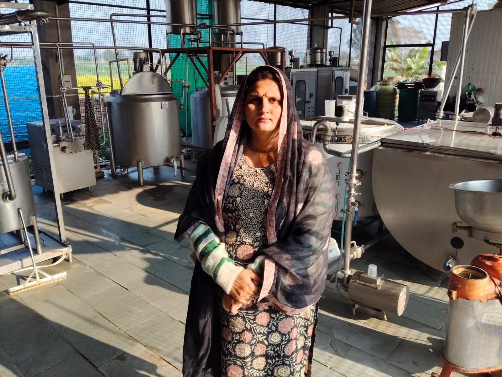 अलीगढ़ के इगलास क्षेत्र की पूजा चौधरी ने दृढ़ संकल्प और मेहनत से आधुनिक डेयरी उद्योग में नई पहचान बनाई है। वर्ष 2023 में 50 लाख रुपये के निवेश से ‘शिव मिल्क प्रोडक्ट’ की स्थापना कर उन्होंने पनीर, घी, फुलक्रीम दूध व छाछ का बड़े स्तर पर उत्पादन शुरू किया। आज उनका वार्षिक कारोबार 80 लाख रुपये तक पहुंच चुका है। 35 लोगों को रोजगार और 70 किसानों से दूध आपूर्ति के जरिए उन्होंने ग्रामीण अर्थव्यवस्था को मजबूती दी है।