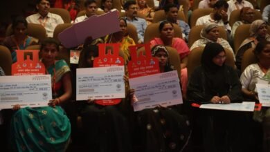 लखनऊ में मुख्यमंत्री योगी आदित्यनाथ ने होली से पूर्व प्रधानमंत्री उज्ज्वला योजना के तहत प्रदेश के 1.86 करोड़ परिवारों को 1500 करोड़ रुपये की गैस सिलेंडर रिफिल सब्सिडी जारी की। उन्होंने कहा कि गरीब, किसान, महिला और युवा सरकार की प्राथमिकता हैं। जर्मनी, जापान व सिंगापुर से आ रहे निवेश से युवाओं को रोजगार मिलेगा। महिला सशक्तिकरण हेतु लखपति दीदी, शी-मार्ट और वैक्सीनेशन कार्यक्रम जैसे कदम भी सरकार द्वारा आगे बढ़ाए जा रहे हैं।