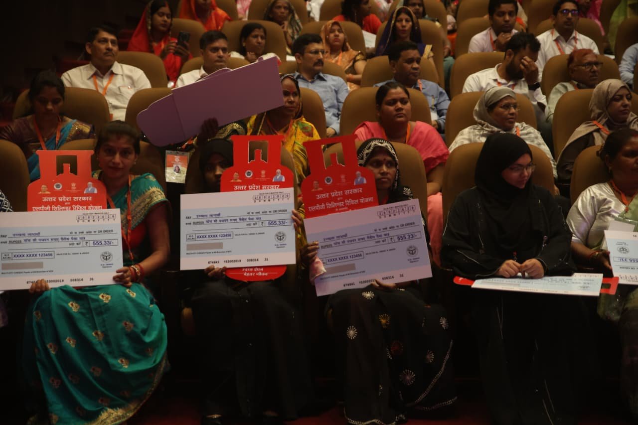 लखनऊ में मुख्यमंत्री योगी आदित्यनाथ ने होली से पूर्व प्रधानमंत्री उज्ज्वला योजना के तहत प्रदेश के 1.86 करोड़ परिवारों को 1500 करोड़ रुपये की गैस सिलेंडर रिफिल सब्सिडी जारी की। उन्होंने कहा कि गरीब, किसान, महिला और युवा सरकार की प्राथमिकता हैं। जर्मनी, जापान व सिंगापुर से आ रहे निवेश से युवाओं को रोजगार मिलेगा। महिला सशक्तिकरण हेतु लखपति दीदी, शी-मार्ट और वैक्सीनेशन कार्यक्रम जैसे कदम भी सरकार द्वारा आगे बढ़ाए जा रहे हैं।