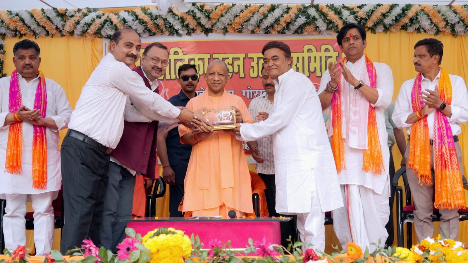 योगी आदित्यनाथ ने गोरखपुर के पांडेयहाता में होलिकादहन उत्सव के अवसर पर प्रदेशवासियों को होली की शुभकामनाएं दीं। उन्होंने कहा कि उत्तर प्रदेश में अब न दंगा है, न कर्फ्यू और न ही गुंडागर्दी। विरासत गलियारा प्रदेश का सबसे सुंदर कॉरिडोर बनेगा और प्रभावित व्यापारियों को पुनर्वास दिया जाएगा। मुख्यमंत्री ने सामाजिक समरसता, अनुशासन और अश्लील गीतों से दूर रहकर सुरक्षित होली मनाने की अपील की। सांसद रविकिशन शुक्ल भी कार्यक्रम में उपस्थित रहे।