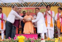 योगी आदित्यनाथ ने गोरखपुर के पांडेयहाता में होलिकादहन उत्सव के अवसर पर प्रदेशवासियों को होली की शुभकामनाएं दीं। उन्होंने कहा कि उत्तर प्रदेश में अब न दंगा है, न कर्फ्यू और न ही गुंडागर्दी। विरासत गलियारा प्रदेश का सबसे सुंदर कॉरिडोर बनेगा और प्रभावित व्यापारियों को पुनर्वास दिया जाएगा। मुख्यमंत्री ने सामाजिक समरसता, अनुशासन और अश्लील गीतों से दूर रहकर सुरक्षित होली मनाने की अपील की। सांसद रविकिशन शुक्ल भी कार्यक्रम में उपस्थित रहे।