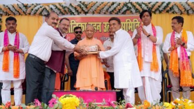 योगी आदित्यनाथ ने गोरखपुर के पांडेयहाता में होलिकादहन उत्सव के अवसर पर प्रदेशवासियों को होली की शुभकामनाएं दीं। उन्होंने कहा कि उत्तर प्रदेश में अब न दंगा है, न कर्फ्यू और न ही गुंडागर्दी। विरासत गलियारा प्रदेश का सबसे सुंदर कॉरिडोर बनेगा और प्रभावित व्यापारियों को पुनर्वास दिया जाएगा। मुख्यमंत्री ने सामाजिक समरसता, अनुशासन और अश्लील गीतों से दूर रहकर सुरक्षित होली मनाने की अपील की। सांसद रविकिशन शुक्ल भी कार्यक्रम में उपस्थित रहे।