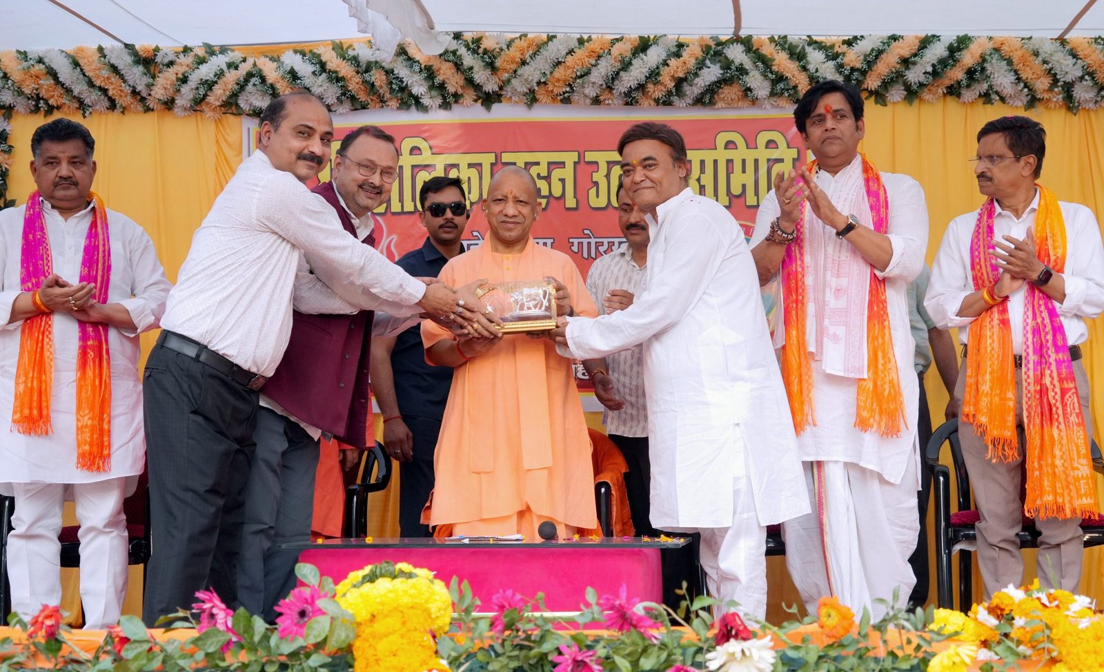 योगी आदित्यनाथ ने गोरखपुर के पांडेयहाता में होलिकादहन उत्सव के अवसर पर प्रदेशवासियों को होली की शुभकामनाएं दीं। उन्होंने कहा कि उत्तर प्रदेश में अब न दंगा है, न कर्फ्यू और न ही गुंडागर्दी। विरासत गलियारा प्रदेश का सबसे सुंदर कॉरिडोर बनेगा और प्रभावित व्यापारियों को पुनर्वास दिया जाएगा। मुख्यमंत्री ने सामाजिक समरसता, अनुशासन और अश्लील गीतों से दूर रहकर सुरक्षित होली मनाने की अपील की। सांसद रविकिशन शुक्ल भी कार्यक्रम में उपस्थित रहे।