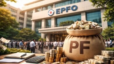 कर्मचारी भविष्य निधि संगठन (EPFO) ने वित्त वर्ष 2025-26 के लिए ईपीएफ जमा पर 8.25% ब्याज दर बनाए रखने की सिफारिश की है। यह दर पिछले वर्ष के समान है और वित्त मंत्रालय की मंजूरी के बाद लागू होगी। बैठक में 1,000 रुपये तक की राशि वाले निष्क्रिय खातों के स्वचालित निपटान की पायलट परियोजना और अनुपालन संबंधी एकमुश्त क्षमादान योजना को भी मंजूरी दी गई, जिससे लाखों कर्मचारियों को लाभ मिलेगा।