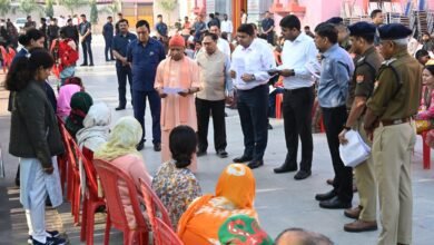 गोरखपुर में आयोजित जनता दर्शन में Yogi Adityanath ने गंभीर बीमारियों से जूझ रहे जरूरतमंदों को आर्थिक सहायता का आश्वासन दिया। मुख्यमंत्री ने अधिकारियों को निर्देश दिए कि उपचार के इस्टीमेट शीघ्र शासन को भेजे जाएं। उन्होंने स्पष्ट कहा कि किसी भी मरीज के इलाज में धन की कमी बाधा नहीं बनेगी और विवेकाधीन कोष से मदद दी जाएगी।