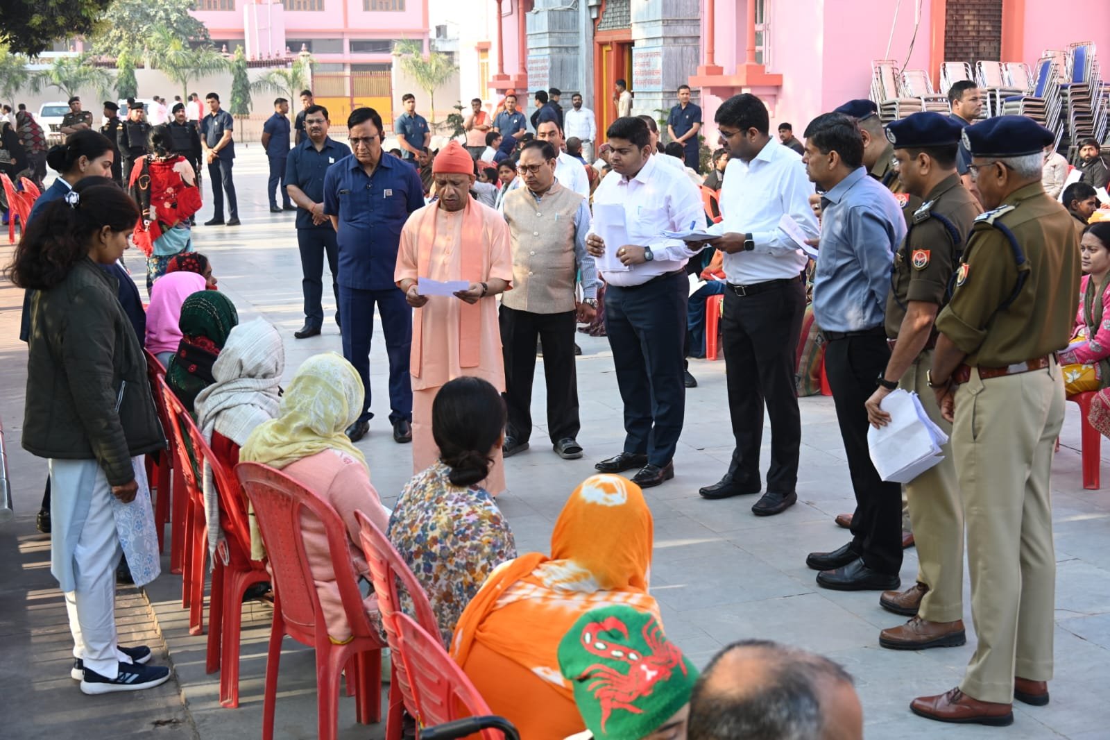 गोरखपुर में आयोजित जनता दर्शन में Yogi Adityanath ने गंभीर बीमारियों से जूझ रहे जरूरतमंदों को आर्थिक सहायता का आश्वासन दिया। मुख्यमंत्री ने अधिकारियों को निर्देश दिए कि उपचार के इस्टीमेट शीघ्र शासन को भेजे जाएं। उन्होंने स्पष्ट कहा कि किसी भी मरीज के इलाज में धन की कमी बाधा नहीं बनेगी और विवेकाधीन कोष से मदद दी जाएगी।