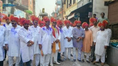 पीपीगंज, गोरखपुर में होली की पूर्व संध्या पर भगवान नरसिंह जी की भव्य शोभायात्रा निकाली गई। आंबेडकर तिराहे से शुरू होकर मुख्य बाजारों से गुजरती यात्रा में हजारों श्रद्धालु शामिल हुए। आकर्षक झांकी, ढोल-नगाड़ों और भजन-कीर्तन से नगर गुंजायमान रहा। पुलिस प्रशासन की देखरेख में कार्यक्रम शांतिपूर्ण एवं उत्साहपूर्ण माहौल में संपन्न हुआ।