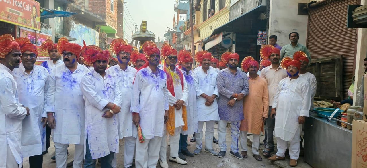 पीपीगंज, गोरखपुर में होली की पूर्व संध्या पर भगवान नरसिंह जी की भव्य शोभायात्रा निकाली गई। आंबेडकर तिराहे से शुरू होकर मुख्य बाजारों से गुजरती यात्रा में हजारों श्रद्धालु शामिल हुए। आकर्षक झांकी, ढोल-नगाड़ों और भजन-कीर्तन से नगर गुंजायमान रहा। पुलिस प्रशासन की देखरेख में कार्यक्रम शांतिपूर्ण एवं उत्साहपूर्ण माहौल में संपन्न हुआ।