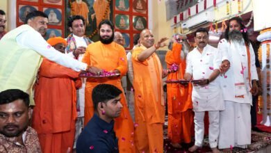 गोरखपुर में होली के अवसर पर घंटाघर से राष्ट्रीय स्वयंसेवक संघ और श्री होलिकोत्सव समिति की ओर से निकाली गई भगवान नृसिंह की रंगभरी शोभायात्रा का मुख्यमंत्री योगी आदित्यनाथ ने शुभारंभ किया। उन्होंने कहा कि मर्यादा, भक्ति, जीवंतता और समरसता सनातन धर्म की ताकत हैं। काशी, अयोध्या, मथुरा और प्रयागराज जैसे पवित्र स्थल भारत की आध्यात्मिक विरासत का प्रतीक हैं। प्रधानमंत्री नरेंद्र मोदी के नेतृत्व में देश विरासत संरक्षण और विकसित भारत की दिशा में तेजी से आगे बढ़ रहा है।