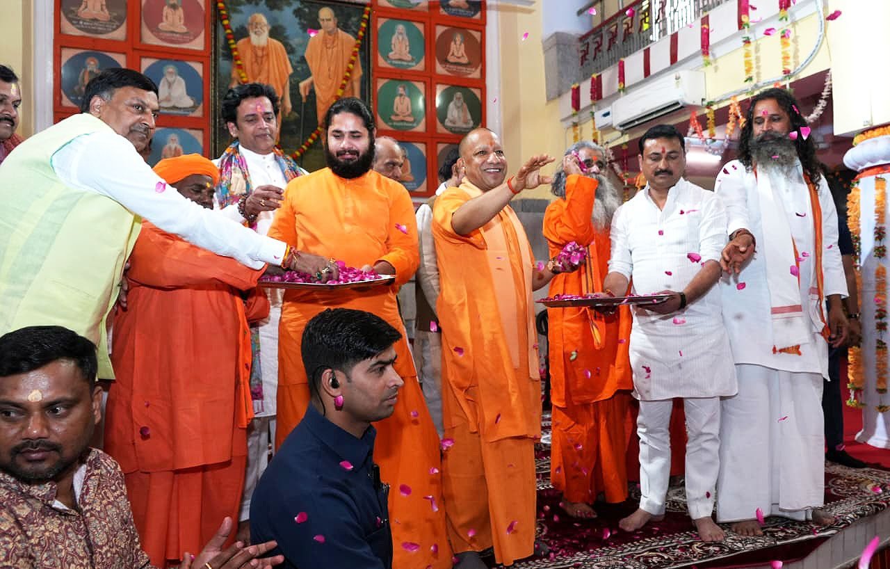 गोरखपुर में होली के अवसर पर घंटाघर से राष्ट्रीय स्वयंसेवक संघ और श्री होलिकोत्सव समिति की ओर से निकाली गई भगवान नृसिंह की रंगभरी शोभायात्रा का मुख्यमंत्री योगी आदित्यनाथ ने शुभारंभ किया। उन्होंने कहा कि मर्यादा, भक्ति, जीवंतता और समरसता सनातन धर्म की ताकत हैं। काशी, अयोध्या, मथुरा और प्रयागराज जैसे पवित्र स्थल भारत की आध्यात्मिक विरासत का प्रतीक हैं। प्रधानमंत्री नरेंद्र मोदी के नेतृत्व में देश विरासत संरक्षण और विकसित भारत की दिशा में तेजी से आगे बढ़ रहा है।